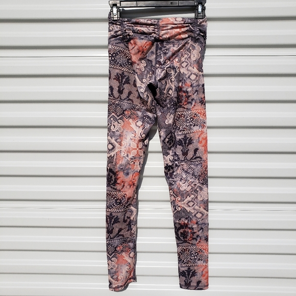 Body Language lace print leggings w scrunch waist - Picture 6 of 8